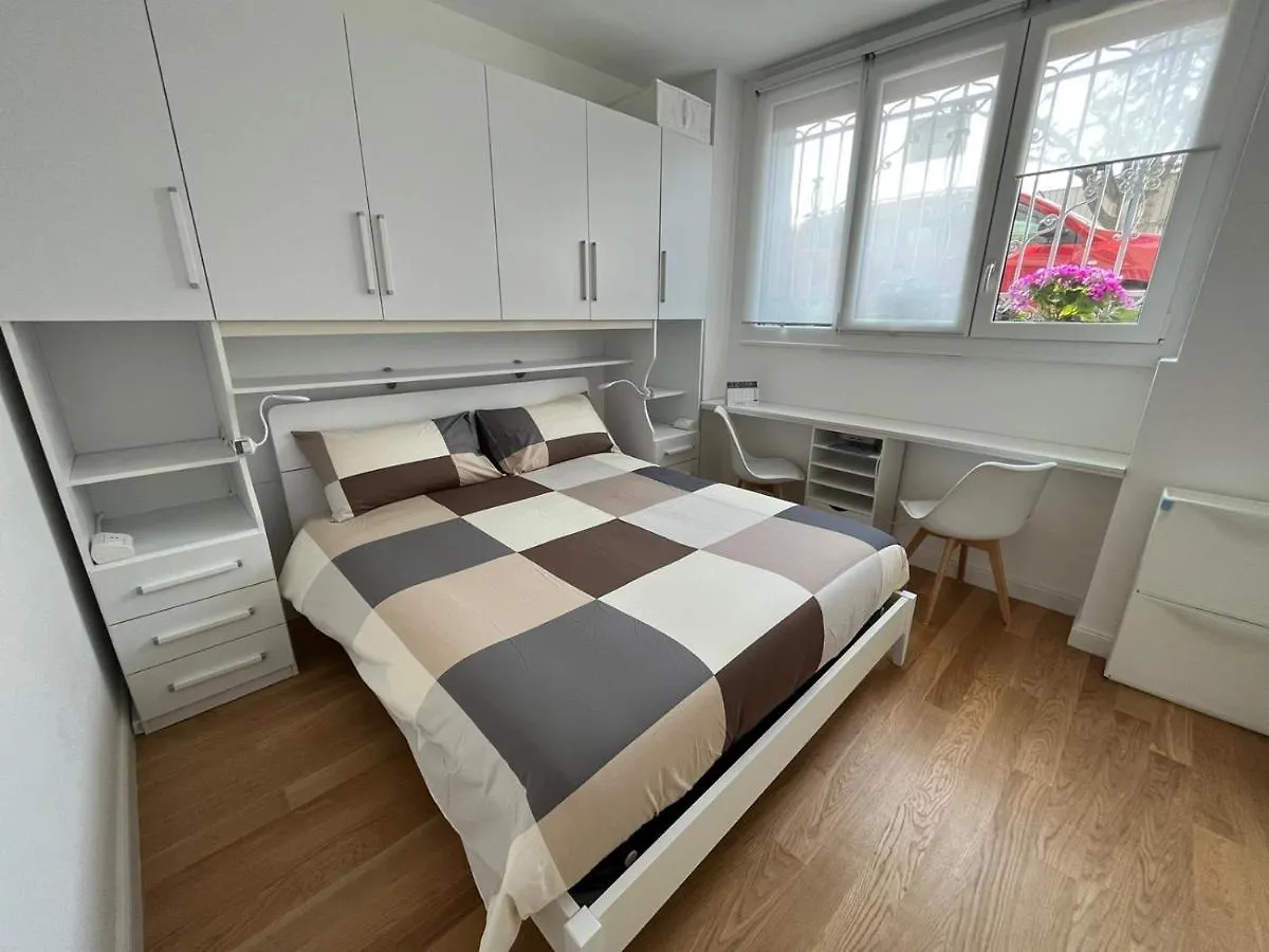 The Small White House In Milan contacts