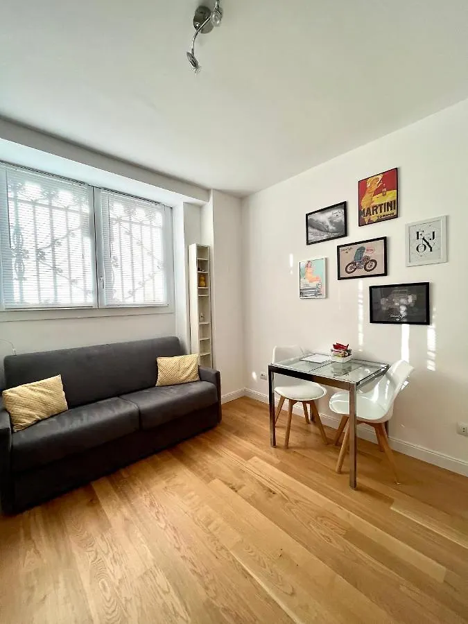 The Small White House In Milan Apartment