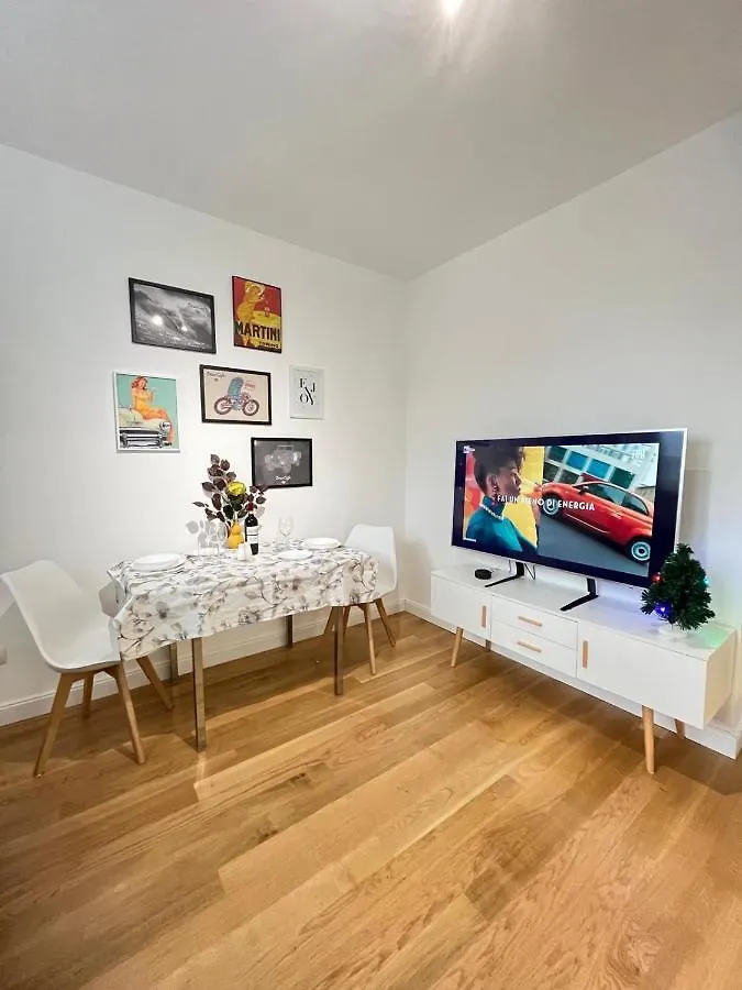 The Small White House In Mailand Apartment