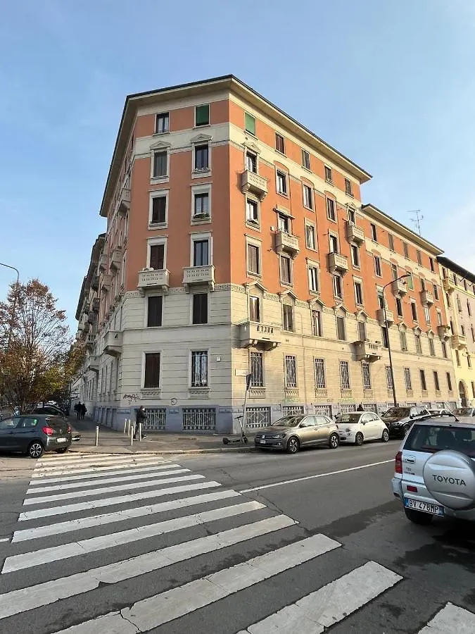 The Small White House In Milan Apartment