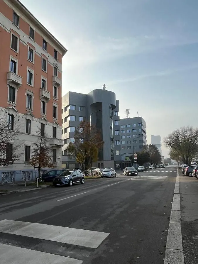 Apartment The Small White House In Milan