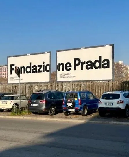 The Small White House In Milan Italy