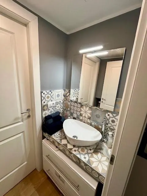 The Small White House In Milan Apartment
